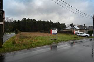 Langs de Varendonksesteenweg in Bergom (Herselt) worden twee afzonderlijke loten bouwgrond te koop aangeboden, ideaal voor wie droomt van rustig...