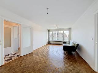 This apartment is located in the heart of Ghent. The building that includes this apartment offers you peace, privacy and a unique view of the water. The apartment is located on the Kouter, so you have all the necessities close to you, such as supermarkets, shopping streets, numerous restaurants and a nice city atmosphere. <br /><br />Apartment layout: <br /><br />Entrance hall - kitchen - living room with sofa - terrace - bedroom with bed and closet - toilet - bathroom. <br /><br />The monthly advance on general costs is 170 euro:<br />trade union costs + private consumption of heating and water<br /><br />Available immediately!<br /><br />