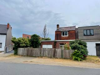 Ligging:<br /><br />Deze bouwgrond (182m2) is gelegen in de Kleine Gentstraat te Sint Denijs Westrem. <br />Dit perceel is gelegen in een residentiële omgeving. In de onmiddellijke omgeving zijn er tal van handelszaken. De uiterst centrale locatie geeft u een prima ontsluiting, zo kan u op enkele minuten alle belangrijke invalswegen op en af.<br /><br />Contacteer ons voor meer informatie.