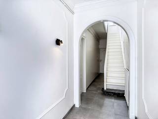 MISE EN PAGE : V. : - hall d'entrée - espace de vie lumineux - cuisine ouverte (équipée d'un réfrigérateur, d'une cuisinière vitrocéramique,...