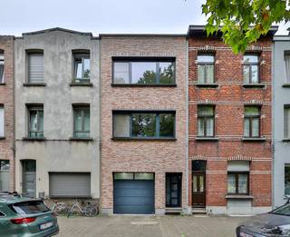 Deze charmante en instapklare gezinswoning combineert ruimte, comfort en een praktische indeling. Bij het betreden van de woning kom je in een verzorgde inkomhal die toegang biedt tot de lichtrijke leefruimte. Aansluitend bevindt zich de volledig uitgeruste keuken met eetplaats, die uitkijkt op de gezellige tuin.<br />Op de eerste verdieping bevinden zich twee ruime slaapkamers en een verzorgde badkamer. Dankzij de royale oppervlakte is er bovendien de mogelijkheid om een derde slaapkamer, bureau of hobbyruimte te creëren. Verder beschikt de woning over een kelder, een zolder en een inpandige garage met extra bergruimte.<br />De onderhoudsvriendelijke tuin biedt voldoende privacy en is de ideale plek om te genieten van zonnige dagen of gezellige momenten met familie en vrienden.<br />De woning werd doorheen de jaren uitstekend onderhouden en beschikt over tal van recente upgrades. Zo werd het dak gerenoveerd in januari 2025, zijn alle ramen voorzien van elektrische rolluiken voor extra comfort en gebruiksgemak, en zijn er 8 zonnepanelen geïnstalleerd die bijdragen aan een lagere energiefactuur en een duurzamere woning. Dankzij deze investeringen geniet je van een aangenaam wooncomfort en een gunstige energiescore.<br />Gelegen aan het rustige Leonard Gorisplein in Schoten, bevindt de woning zich in een groene en kindvriendelijke buurt, op korte afstand van scholen, winkels, openbaar vervoer en belangrijke invalswegen. Hierdoor vormt deze woning de ideale uitvalsbasis voor gezinnen en iedereen die rustig wil wonen met alle voorzieningen binnen handbereik.