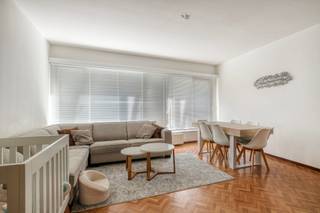 <p>Te koop: instapklaar appartement met 2 slaapkamers in het hart van Mechelen, op wandelafstand van winkels, scholen en openbaar vervoer.</p>
<p> </p>
<p>Dit appartement combineert een praktische indeling met een uitstekende ligging. Dankzij de conforme attesten kan u meteen intrekken zonder nodige werken. Gelegen pal in het centrum, geniet u van alle stadsvoorzieningen binnen handbereik. Met twee volwaardige slaapkamers is het ideaal voor koppels, kleine gezinnen of als investering.</p>
<p> </p>
<p>Belangrijkste ruimtes:<br />• Ruime inkomhal<br />• Woonkamer met natuurlijke lichtinval<br />• Keuken<br />• Twee slaapkamers, beide volwaardig in grootte<br />• Badkamer met ligbad en wastafel in meubel<br />• Berging met aansluiting wasmachine<br />• Apart toilet</p>
<p> </p>
<p>• 2 extra bergingen bij aan te kopen voor €5.000 (2 m² en 4 m²)<br />• Binnen staanplaats bij aan te kopen voor €25.000</p>
<p> </p>
<p>Troeven:<br />• Instapklaar met conforme attesten<br />• Centrale ligging in Mechelen<br />• Twee volwaardige slaapkamers</p>