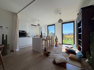 <p><strong>Hoogwaardig afgewerkt duplexappartement op de gelijkvloerse verdieping. Beschikt o.a. over drie slaapkamers, tuin met terras en een ondergrondse autostaanplaats. EPC: 65 kWh/m². Gemeenschappelijke kosten: € 60,00 (provisie). Beschikbaar vanaf 15/07/2026.<br /><br /></strong><strong>Ligging: </strong>Residentie Berthout is gelegen in een nieuwe stadsontwikkeling aan Baantveld, een rustige verbindingsstraat tussen de ring en het centrum van Geel. De ontsluiting naar omliggende gemeenten en de autosnelweg E313 is optimaal. Op slechts 1 km van de Markt en in de nabijheid van winkels, openbaar vervoer, scholen en horeca.</p>
<p><strong>Indeling: </strong><em>Gelijkvloerse verdieping:</em> inkomhal met trap, apart toilet, berging, leefruimte met open keuken, terras, tuin, inpandige tuinberging en ondergrondse autostaanplaats.<br /><em>Eerste verdieping:</em> nachthal, technische ruimte/berging, apart toilet, drie slaapkamers en badkamer met inloopdouche.</p>
<p><strong>Beschrijving: </strong>Dit duplexappartement maakt deel uit van residentie Berthout in Geel. Hoewel het officieel als appartement is aangeduid, heeft het in de praktijk het karakter van een gesloten woning met een gelijkvloerse en eerste verdieping.</p>
<p>U betreedt de woning via de inkomhal met trap naar de bovenverdieping, een apart gastentoilet en een praktische berging onder de trap. Aansluitend bevindt zich de leefruimte met open keuken en keukeneiland. De keuken is volledig uitgerust met combi-oven, kookplaat, dampkap, vaatwasser en koelkast. De tuin met terras en achterpoortje biedt toegang tot een inpandige tuinberging.</p>
<p>Op de bovenverdieping bevindt zich een technische ruimte die tevens kan dienen als berging, evenals een tweede apart toilet. Via de nachthal bereikt u de drie slaapkamers en de badkamer, uitgerust met een inloopdouche en dubbele lavabo. Verder beschikt het appartement over een autostaanplaats in de ondergrondse garage. EPC: 65 kWh/m². Gemeenschappelijke kosten: € 60,00 (provisie). Beschikbaar vanaf 15/07/2026.</p>