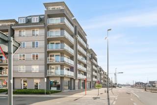 <p>Gelegen in hartje Koksijde-Bad, op slechts enkele stappen van zee, biedt dit instapklare appartement alle comfort voor aangenaam wonen.</p>
<p>Het appartement beschikt over een inkomhal, een ruime en lichtrijke woonkamer met toegang tot een terras met open uitzicht, een volledig ingerichte open keuken, een praktische berging, twee mooie slaapkamers, een badkamer met inloopdouche en lavabo, en een afzonderlijk toilet. Ondergrondse kelders, parkeerplaatsen en/of garages kunnen optioneel worden aangekocht.</p>