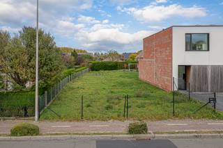 Bouwgrond voor halfopen bebouwing op uitstekende locatie in DilbeekOntdek deze mooi gelegen bouwgrond van 5a 27ca in een aangename en vlot bereikbare...