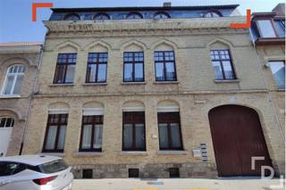 <p><span>In de Lombaardstraat, in het centrum van Ieper, vinden we dit volledig gerenoveerde appartement terug. De straat mondt uit in de Rijselstraat, wat zorgt voor een vlotte toegang en tevens vele voorzieningen zoals: diverse horeca, kleinhandel, supermarkten, scholen, openbaar vervoer, enz.</span></p><p><span> </span></p><p><span>Het appartement zelf begeeft zich op de tweede verdieping en is zowel bereikbaar met de trap als met de lift. Vanaf de inkomhal zien we meteen dat dit appartement gerenoveerd werd met nieuwe, kwalitatieve materialen. Aan de rechterzijde komen we in de ruime en lichtrijke woonkamer die in verbinding staat met de volledig geïnstalleerde keuken. Deze is uitgerust met een microgolf- en heteluchtoven, een dubbele spoelbak, een koelkast, een  inductiekookplaat met dampkap en een vaatwas. </span></p><p><span> </span></p><p><span>Terug in de inkomhal treffen we nog verschillende deuren aan. Deze leiden enerzijds naar de twee grote slaapkamers (450*394 &amp; 460*386) en anderzijds naar het aparte toilet en de badkamer. Deze is voorzien van een inloopdouche, een wastafel in meubel met spiegelkast en aansluiting voor een wasmachine en droogkast.</span></p><p><span> </span></p><p><span>De gemeenschappelijke kosten voor dit appartement bedragen €50 per maand en worden gebruikt voor het onderhoud van de lift en een twee-wekelijkse poetsbeurt van de gemeenschappelijke delen.</span></p><p><span> </span></p><p><span>TROEVEN:</span></p><p><span>- Centrale doch rustige ligging</span></p><p><span>- Volledig gerenoveerd</span></p><p><span>- Grote ruimtes</span></p><p><span>- Kelder</span></p><p><span> </span></p><p><span>Opmerking: de spatwand in de keuken wordt nog afgewerkt.</span></p><p><span> </span></p><p><span>Bent u benieuwd naar dit appartement? Plan dan nu uw bezoek op 057 69 99 70 of via info@whitehouse.immo!</span></p>