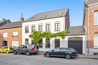 Sfeervol gerenoveerde woning met 7 slaapkamers, 4 badkamers en ruime garage in Watou.<br /><br />In het charmante Watou bevindt zich deze bijzonder ruime woning, die volledig werd gerenoveerd met veel aandacht voor warmte, sfeer en authentieke charme. Het eigendom werd vroeger uitgebaat als B&B en biedt dankzij de 7 slaapkamers, 4 badkamers en veelzijdige leefruimtes tal van mogelijkheden voor een groot of samengesteld gezin, het ontvangen van gasten, een vrij beroep etc.<br /><br />Op het gelijkvloers vindt u een gezellige leefruimte, een ruime eetkamer, een ingerichte keuken met mooi zicht op de tuin en een polyvalente ruimte die momenteel als speelkamer is ingericht. Een absolute troef is de grote garage met praktische zoldering, die heel wat extra bergruimte biedt. Op de eerste verdieping bevinden zich 4 slaapkamers en een ruime badkamer met dubbel lavabomeubel, ligbad en toilet. De tweede verdieping beschikt over nog eens 3 slaapkamers, elk voorzien van een eigen badkamer, wat zorgt voor optimaal comfort en privacy.<br /><br />Buiten geniet u van een mooi aangelegde, zongerichte tuin met kunstgras en veel privacy, ideaal om in alle rust te ontspannen. Een karaktervolle en instapklare woning met uitzonderlijk veel ruimte en een interessante voorgeschiedenis als B&B, gelegen in het gezellige Watou. <br /><br />Benieuwd naar meer? Aarzel niet om contact op te nemen. <br />De vermelde prijs is een richtprijs; elk bod wordt voorgelegd aan de eigenaar, die het recht heeft dit te aanvaarden of te weigeren.