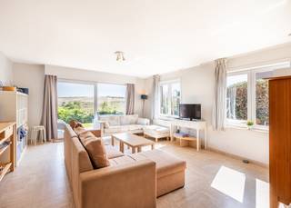 Aan de rand van het beschermde duinencomplex Ter Yde ligt deze charmante, zongerichte halfopen woning. Vanuit de lichtrijke leefruimte, het ruime terras en de aangelegde tuin geniet u van een adembenemend panorama op de duinen — een uitzicht dat u nergens anders vindt.<br />Gelegen in de veelgevraagde Cottagelaan te Oostduinkerke, biedt deze woning de perfecte combinatie van rust, natuur en een ongedwongen kustsfeer. De ideale uitvalsbasis voor wie wil ontsnappen aan de drukte zonder in te boeten aan comfort.<br /><br /><strong>Indeling</strong>:
<ul>
<li>Gelijkvloers: Uitnodigende inkomhal met toegang tot een ruime leefruimte met volledig uitgeruste open keuken. Vanuit de leefruimte heeft u rechtstreeks toegang tot het terras en de tuin, met dat onvergetelijke duinenpanorama als decor. Verder vindt u hier een apart toilet, een garage en 4 privatieve parkeerplaatsen.</li>
<li>Eerste verdieping: Een royale eerste slaapkamer, een stijlvolle badkamer met inloopdouche en lavabomeubel, een volwaardige tweede slaapkamer en een apart toilet.</li>
<li>Tweede verdieping: Een derde, ruime slaapkamer.</li>
</ul>
<strong>Waarom deze woning?</strong><br />Uniek en beschermd duinenzicht waar u elke dag opnieuw van geniet. Zonnige oriëntatie die de woning baadt in natuurlijk licht. Conforme elektrische installatie + zonnepanelen voor een zorgeloze aankoop. Vier privatieve parkeerplaatsen en een heerlijk rustige ligging. <br /><br /><strong>Droomt u ook van wonen aan de rand van de duinen?</strong> Neem vandaag nog contact met ons op en ontdek deze woning met haar uitzonderlijke ligging tijdens een vrijblijvend bezoek.<br /><br />Prijs op aanvraag, neem contact op voor meer info.