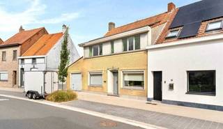 Rustig gelegen gezinswoning met 4 slaapkamers<br /><br />Leuke en rustig gelegen gezinswoning met 4 slaapkamers en garage.<br />Indeling: inkomhal, bureauruimte / slaapkamer, gezellige leefruimte, geïnstalleerde keuken, wasplaats, badkamer, apart toilet en inpandige garage.<br />Op de eerste verdieping bevinden zich de nachthal en 4 volwaardige slaapkamers. Tevens opbergzolder te bereiken met uitplooibare trap.<br />Volledig aangelegde en omheinde tuin met ruim tuinhuis aanwezig.<br />Troeven: goedgelegen in de het centrum van Oostrozebeke (winkels en scholen op wandelafstand), zonnepanelen aanwezig, regenwater, leidingen vernieuwd, ...