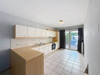 <p>Gelegen aan de Binnestraat in Sint-Gillis-Dendermonde, biedt dit appartement een unieke kans voor wie op zoek is naar een comfortabele woonruimte. De centrale ligging garandeert niet alleen gemakkelijke toegang tot lokale voorzieningen, maar ook een levendige omgeving waar cultuur en gezelligheid samenkomen. </p>
<p>Indeling : Hall, 2 slaapkamers, ruime berging, apart toilet, badkamer voorzien van dubbele lavabo en douche. Woonkamer met open keuken. Keuken voorzien van kookvuur, dampkap, oven en koelkast. Overdekt terras met tuinhuis en tuintje met oprit. Garage mogelijks bij te huren aan 90€/maand.<br />Voor meer info mail vero@berno.be of bel 052/20 24 40</p>