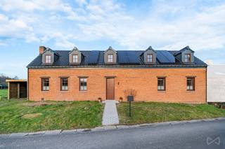 Située en pleine campagne et à l'orée du bois, découvrez cette agréable fermette en très bon état d'entretien.Elle se compose comme suit : un hall...
