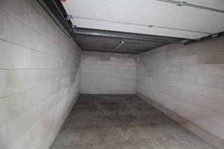 Afmetingen * breedte: 3,34m * lengte: 6,40 mGrote poort (breedte: 2,50 m, hoogte: 2,20 m).Buiten uitgerust met camera-bewaking.Elektriciteit kan...