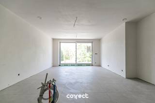 Op een uitzonderlijke locatie te Zedelgem, op wandelafstand van de bruisende dorpskern met winkels, openbaar vervoer en scholen, vinden we...