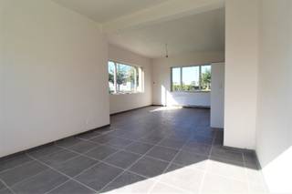 Alleenstaande gerenoveerde woning op een heel centrale ligging gelegen langs de Sint-Henricusstraat.<br />Op slechts 5 minuten sta je in Kortemark of Lichtervelde en op 10 minuten sta je in Torhout of Roeselare. <br />Deze rustig gelegen woning beschikt over alle nodige hedendaagse comfort, ligt nabij winkels en op enkele minuten van invalswegen.<br /><br />Gelijkvloers bestaande uit inkom, leefruimte met open keuken, badkamer en er is een zeer ruime tuin.<br />Op het verdiep vinden we drie slaapkamers en een apart toilet. <br /><br />De woning zal instapklaar zijn. <br />Huurprijs € 925,00 per maand.<br />Beschikbaar vanaf september.<br />Vraag u bezichtiging aan via MijnHuurprofiel of via baptist@fluo.immo
