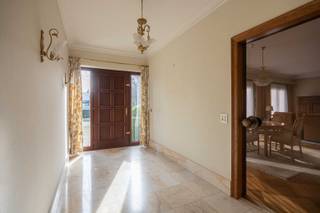 Vrijstaande villa gelegen aan de boomrijke Kasteeldreef te Schoten op een perceel van 1085 m².<br />Naast de rustige ligging geniet U van een uitstekende bereikbaarheid van het winkelcentrum, openbaar vervoer en scholen.<br /><br />De woning werd gebouwd in 1980 en bestaat op gelijkvloerse verdieping uit inkomhal met gastentoilet, een lichtrijke leefruimte met aanpalend ingerichte keuken met eethoek.<br /><br />Verder op gelijkvloerse verdieping bevinden zich twee slaapkamers, badkamer met dubbele wastafel in meubel, ligbad en toilet.<br />Garage inpandig in het gebouw met aansluiting voor wasmachine en droogkast. <br />Achteraan in tuin ruim tuinhuis met water en elektriciteit.<br /><br />Zolderverdieping, momenteel ingericht als bureel, mogelijkheid tot het maken van drie slaapkamers met badkamer.<br /><br />Kelderverdieping bestaande uit:<br />lokaal technieken <br />meterlokaal<br />twee bergruimtes<br /><br />Kijkdagen op zaterdagen 18 en 25 april van 11h tot 14 h<br />