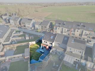 <strong><span>Moderne Nieuwbouwwoning met 3 SLPK, Garage én Tuin!<br /><br /></span>BEZOEKDAG ZATERDAG 11/4!</strong><br /><br />Deze <strong>moderne halfopen bebouwing</strong>, gelegen in de <strong>rustige en groene omgeving van Burst</strong>, een deelgemeente van Erpe-Mere, biedt de ideale thuis voor wie op zoek is naar comfort en rust, zonder in te boeten op moderne voorzieningen.<br /><br />Wat deze woning te bieden heeft:<br /><br /><strong>Lichtrijke Leefruimte</strong>: De <strong>grote ramen</strong> zorgen voor <strong>een overvloed aan natuurlijk licht</strong> en een prachtig uitzicht op de goed onderhouden tuin.<br /><br /><strong>Open Keuken</strong>: De volledig geïnstalleerde, nieuwe keuken biedt alles wat je nodig hebt!<br /><br /><strong>Gelijkvloers</strong>: De woning beschikt over <strong>een inpandige garage</strong>, <strong>ruime berging met plaats voor wasmachine en droogkast </strong>én <strong>een apart toilet</strong>, waardoor het gelijkvloers heel praktisch is.<br /><br /><strong>Bovenverdieping</strong>: Hier vind je <strong>3 ruime slaapkamers</strong> die voldoende ruimte bieden voor het hele gezin. Daarnaast is er <strong>een polyvalente ruimte die ideaal kan dienen als bureau, hobbykamer of inloopdressing</strong>.<br /><br /><strong>Badkamer</strong>: De badkamer is uitgerust met <strong>een dubbele lavabo en een douche in bad</strong>, zodat je zowel van comfort als ontspanning kunt genieten. Ook op de bovenverdieping is er een apart toilet.<br /><br /><strong>Zolder</strong>: De <strong>ruime zolder (37,5 vierkante meter)</strong>, die <strong>momenteel bereikbaar is via een zolderluik</strong>, biedt tal van uitbreidingsmogelijkheden voor extra kamers of opslagruimte.<br /><br /><strong>Buitenruimte</strong>:<br /><br /><strong>Tuin en Terras</strong>: De woning beschikt over <strong>een mooie, grote tuin met een aangelegd terras</strong> waar je in alle rust kunt genieten van het buitenleven. Daarnaast is er <strong>een tuinberging voor extra opslagruimte</strong>.<br /><br /><strong>Staanplaats/Oprit</strong>: Aan de rechterzijde van de woning is een staanplaats/oprit, wat <strong>een</strong> <strong>praktische toegang tot de woning</strong> biedt via de zijkant.<br /><br /><strong>Energiezuinig</strong>:<br /><br />Dankzij de <strong>zonnepanelen en de zeer energiezuinige EPC</strong>, geniet je van lage energiekosten en een groenere voetafdruk.<br />Deze woning is <strong>een perfecte combinatie van rust, ruimte en energie-efficiëntie</strong>. <br /><br />Voor meer info en/of een bezoek, contacteer uw vastgoedkantoor KURTIMMO via info@kurtimmo.be OF 0476/076993.