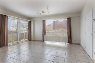 <p><span>Op een ideale locatie vind je dit instapklare appartement dat van A tot Z werd vernieuwd. Dankzij de ligging op de 5de verdieping geniet je van een adembenemend, wijds uitzicht over de volledige omgeving. Dit appartement combineert modern wooncomfort met een prachtige lichtbeleving. Ideaal voor wie zonder zorgen wil verhuizen naar een stijlvolle, volledig vernieuwde woonst.</span></p><p><span> </span></p><p><span>Indeling</span><span>:</span></p><p><span>Exceptioneel ruime living met grote raampartijen en overvloedig lichtinval dankzij de hoekligging en mogelijkheid om hier een derde slaapkamer te maken</span></p><p><span>Nieuwe, tijdloze keuken met kwalitatieve toestellen en directe toegang tot een gezellig terrasje (nieuw van 2008)</span></p><p><span>Luxueuze badkamer met ligbad met douchemogelijhied, toilet en afgewerkt met hoogwaardige materialen (nieuw van 2019)</span></p><p><span>Apart gastentoilet voor extra comfort</span></p><p><span>Twee volwaardige slaapkamers</span></p><p><span>Kelderberging inbegrepen</span></p><p><span>Indoor autostaanplaats in de prijs inbegrepen</span></p><p><span> </span></p><p><span>Bijzonderheden</span><span>:</span></p><p><span>EPC Energielabel C - 251 kwh/(m² jaar)</span></p><p><span>CV is individueel op gas en nieuw van 2022</span></p><p><span>Het dak werd geïsoleerd in 2019</span></p><p><span>Alle leidingen en technische installaties werden professioneel vervangen</span></p><p><span>P-score: D</span></p><p><span>G-score: B</span></p><p><span> </span></p>