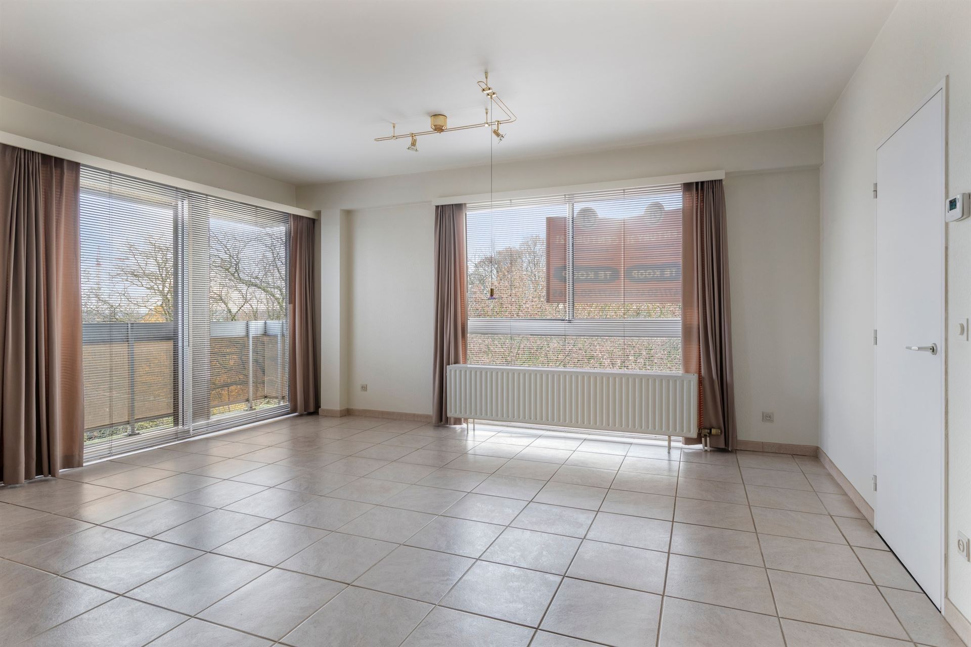 Tijdloos gerenoveerd app. 2 slpks, terras en autostaanplaats - foto 2