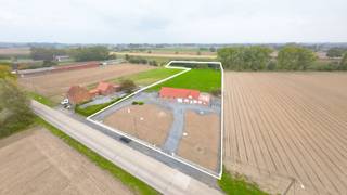 <span><span>Te <strong>Werken</strong>, deelgemeente van Kortemark, bieden we u deze<strong> landelijke eigendom</strong> aan gelegen op een totale <strong>grondoppervlakte van 8.844 m<sup>2</sup></strong>. Het eigendom omvat in totaliteit 6 verschillende percelen. Het aanbod biedt u enerzijds de woonst met garage en stallingen, alsook de weidepercelen gelegen achteraan de bebouwing. <strong>Een unieke kans voor wie houdt van rust en privacy in een groene omgeving!</strong><br /><br />Deze woning bevindt zich reeds <strong>zonevreemd</strong>, waardoor een aanvraag tot functiewijziging niet noodzakelijk is om er residentieel te kunnen wonen. Graag meer informatie gewenst over de kadastrale aard, de vergunde toestand en de stedenbouwkundige mogelijkheden? Informeer u bij de makelaar.<br /><br />Men beschikt over energielabel F waardoor dit aanbod onderhavig is aan de renovatieverplichting. Op heden wordt er verwarmd op elektriciteit. Aardgas is niet aangesloten. Stadswater is wel aangesloten. Tevens regenwaterput/steenputwater aanwezig.<br /><br /><u>De indeling van de ruimtes is als volgt:</u><br /><strong>Woning</strong>: inkom - woonkamer opgedeeld in zithoek en eetplaats - keuken met eetplaats - wasplaats/bijkeuken - apart toilet - badkamer uitgerust met bad en lavabo - gelijkvloerse slaapkamer 1 - gelijkvloerse slaapkamer 2 - berging - traphal met vaste trap naar zolder - nog te isoleren en in te richten zolderruimte.<br /><strong>Stallingen</strong>:<strong> inpandige garage</strong> - apart toilet - stallingen (ca. 91 m<sup>2</sup>) - <strong>grote zolderruimte</strong> boven de stallingen.<br />Exterieur: voortuin met oprit - tuingedeelte met terras - <strong>weidepercelen achteraan de woning</strong>.<br /><br /><u>Enkele troeven:</u></span></span>
<ul>
<li><span><span>Landelijk en rustig gelegen;</span></span></li>
<li><span><span>Weides ideaal geschikt voor het houden van hobbydieren;</span></span></li>
<li><span><span>Mooie grondoppervlakte van 8.844 m<sup>2</sup>;</span></span></li>
<li><span><span><strong>Zuid-oost georiënteerd</strong>;</span></span></li>
<li><span><span>Tal van mogelijkheden.</span></span></li>
</ul>
<span><span>Wenst u meer informatie of bezoek? Mis deze kans niet en bel Diksimmo op het nummer 051 50 11 51 of mail naar diksmuide@diksimmo.be.</span></span>