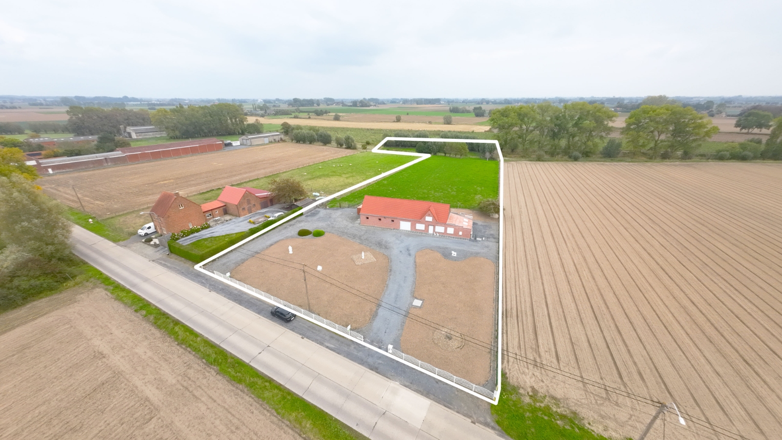 Woning met stallingen en weide op 8.844 m2 - foto 2