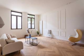 Droomt u ervan te wonen op een absolute toplocatie in Antwerpen? Ontdek dit stijlvolle gelijkvloerse appartement in de Begijnenstraat, ideaal gelegen tussen het bruisende Zuid, het gezellige Mechelseplein en de levendige Theaterbuurt. Hier geniet u van een centrale ligging met tal van restaurants, winkels, culturele hotspots en openbaar vervoer op wandelafstand.<br /><br />Dit instapklare appartement met buitenruimte maakt deel uit van een kleinschalig gebouw dat dit jaar volledig werd gerenoveerd met bijzondere aandacht voor hedendaags wooncomfort, kwalitatieve afwerking en energiezuinigheid. Dankzij de aanwezige zonnepanelen en het geïntegreerde domoticasysteem geniet u bovendien van extra wooncomfort en een duurzame woonervaring.<br /><br />Bij het betreden van het appartement komt u terecht in de lichtrijke leefruimte, waar de elegante visgraatparket meteen in het oog springt. De moderne open keuken sluit naadloos aan op de woonkamer en is uitgerust met een ruim kookeiland met zitgedeelte, kwalitatieve inbouwtoestellen en praktische ingemaakte kasten. Via de leefruimte heeft u bovendien rechtstreeks toegang tot het aangename terras met een gezellig stadstuintje, de ideale plek om in alle rust van het buitenleven te genieten.<br /><br />Verder beschikt het appartement over een ruime slaapkamer en een stijlvolle badkamer, uitgerust met een inloopdouche, een wastafel met opbergmeubel en een toilet.<br /><br />Tot slot is er een praktische kelderberging inbegrepen, ideaal voor extra opslagruimte.<br /><br />Een unieke kans voor wie op zoek is naar een instapklaar appartement waar comfort, kwaliteit en een topligging perfect samenkomen.<br />Interesse? Contacteer LISTED voor een bezoek: +32 3 283 51 51.<br />