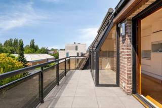 Ce penthouse exceptionnellement spacieux d'une surface de plancher brute d'environ 130 m² est situé au troisième et dernier étage d'un immeuble bien entretenu (BJ 1991) le long de la Brusselsesteenweg. Grâce à son emplacement en angle, l'appartement bénéficie d'une excellente luminosité et d'une orientation ensoleillée tout au long de la journée, ce qui garantit une sensation de vie agréable et ouverte.L'espace de vie offre un espace exceptionnel et est entouré de grandes fenêtres qui laissent entrer une abondance de lumière naturelle. La salle à manger et la cuisine sont attenantes, avec un accès direct aux terrasses qui, ensemble, représentent 14 m² d'espace extérieur. Vous pourrez y profiter du soleil du matin au soir.L'appartement dispose de trois chambres complètes, d'une salle de bain avec baignoire et douche, d'un débarras séparé et de deux toilettes. L'aménagement constitue une excellente base pour ceux qui recherchent un appartement spacieux pouvant être rafraîchi à leur goût.L'EPC est de 441 kWh/m² (label E), le label le plus élevé étant principalement dû à un chauffage électrique obsolète. L'installation électrique n'est pas conforme à la réglementation en vigueur.Un box de garage fermé séparé doit être acheté au prix de 25 000€.Une opportunité unique pour ceux qui recherchent un penthouse lumineux et exceptionnellement spacieux avec des terrasses ensoleillées et de nombreuses options pour en faire une maison contemporaine.Ce bien est soumis à l'obligation de rénovation imposée par le gouvernement flamand pour les bâtiments résidentiels (sauf en cas de démolition dans les 5 ans suivant l'achat). Pour plus d'informations, veuillez consulter le site web de l'Agence flamande de l'Énergie et du Climat via https://www.vlaanderen.be/een-woning-kopen/renovatieverplichting-voor-residentiele-gebouwenRegistre des mesures: non
