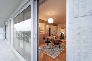 Sommige appartementen laten je meteen anders kijken. Letterlijk. Op de tiende verdieping van residentie “Den Dreihoek” ontvouwt zich een uitzicht...