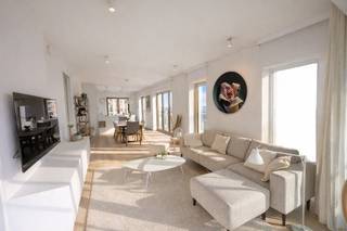 Rêvez-vous de vivre au bord de la mer, entouré de lumière, de soleil et d’espace ? Alors cet exceptionnel appartement d’angle avec vue latérale sur la mer et vaste terrasse ensoleillée est exactement ce que vous recherchez. Cet appartement élégant, doté d’un label énergétique PEB A, offre un cadre de vie confortable et de grande qualité sur la côte.<br />Grâce à son orientation plein sud, vous profitez du soleil tout au long de la journée, avec une magnifique vue latérale sur la mer et un panorama unique sur l’arrière-pays. Une combinaison idéale de calme, d’ouverture et d’expérience côtière.<br /><strong>Disposition</strong>
<ul>
	<li><span>Hall d’entrée avec placards intégrés et toilettes séparées</span></li>
	<li><span>Toilettes invités séparées</span></li>
	<li><span>Séjour lumineux avec espace salle à manger, où l’intérieur et l’extérieur se fondent harmonieusement grâce aux larges baies vitrées</span></li>
	<li><span>Cuisine ouverte moderne, entièrement équipée d’appareils de qualité : réfrigérateur, congélateur, four, four à micro-ondes, lave-vaisselle et vastes plans de travail</span></li>
	<li><span>Deux chambres à coucher spacieuses, avec armoires encastrées</span></li>
	<li><span>Grand débarras avec raccordement pour machine à laver</span></li>
	<li><span>Débarras privatif dans l’immeuble, idéalement situé à proximité de l’ascenseur</span></li>
</ul>
<strong>Atouts supplémentaires</strong>

<ul>
	<li><span>Possibilité d’acquérir un emplacement de parking dans l’immeuble, à proximité immédiate de l’ascenseur</span></li>
	<li><span>Chauffage par le sol dans l’ensemble de l’appartement</span></li>
	<li><span>Local à vélos commun spacieux</span></li>
</ul>
<strong>En résumé</strong>

<ul>
	<li><span>Superbe appartement d’angle avec vaste terrasse ensoleillée</span></li>
	<li><span>Orientation sud avec vue latérale sur la mer</span></li>
	<li><span>Vue panoramique sur l’arrière-pays</span></li>
	<li><span>Deux chambres à coucher spacieuses</span></li>
	<li><span>Cuisine moderne entièrement équipée</span></li>
	<li><span>Débarras dans l’immeuble</span></li>
	<li><span>Emplacement de parking en option</span></li>
	<li><span>Économe en énergie (PEB A)</span></li>
	<li><span>Vente sous le régime des droits d’enregistrement</span></li>
</ul>
Cet appartement est un véritable joyau sur la côte, idéal pour ceux qui recherchent confort, tranquillité et finitions haut de gamme dans un cadre unique.<br /><strong>Intéressé(e) ?</strong><br />Contactez-nous rapidement pour plus d’informations ou pour organiser une visite, par e-mail à <strong>nicolas@jolieinvest.be</strong> ou par téléphone au <strong>0495/50.69.20</strong>.<br />Cet appartement unique est une opportunité rare sur la côte — ne la laissez pas passer.<br /> 