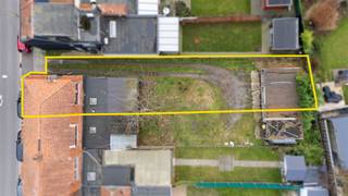 Te renoveren halfopen bebouwing in het centrum van Sint-Gillis-Waas Dit betreft een uitstekend gelegen gezinswoning met 3 slaapkamers, garageboxen en...