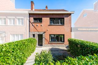 Wij hebben het genoegen u deze charmante halfopen bebouwing voor te stellen, die opgefrist dient te worden en ideaal gelegen is in Limal, in...