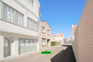 Gelegen in een rustige straat te Knokke-Heist, vindt u deze te renoveren woning met heel wat potentieel. Dit pand vormt de ideale kans voor wie op zoek is naar een woning die volledig naar eigen smaak kan worden ingericht, op een aangename en gegeerde locatie.<br /><br />U komt de woning binnen via de inkomhal, die toegang geeft tot de leefruimte. De woonkamer sluit mooi aan op de ruime keuken, wat zorgt voor een open en praktische indeling. Op het gelijkvloers is er eveneens een apart gastentoilet aanwezig. Verder omvat het gelijkvloers ook de badkamer. Vanuit de keuken bereikt u het terras, wat zorgt voor een aangename buitenruimte. <br /><br />Via de trap bereikt u de eerste verdieping, waar zich drie slaapkamers bevinden. Deze indeling maakt de woning geschikt voor zowel gezinnen als investeerders die op zoek zijn naar een project met meerwaarde.<br /><br />De combinatie van een rustige ligging en een functionele indeling maakt dit pand bijzonder interessant voor wie een woning volledig naar eigen wensen wil vernieuwen en afwerken.<br /><br />