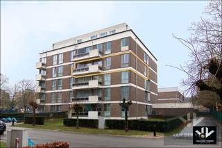 <strong><u>TROEVEN/</u></strong>
<ul>
<li>EPC label B! </li>
<li>Vernieuwde ramen met hoogrendementsglas</li>
<li>Reeds vernieuwde keuken</li>
<li>Toplocatie in Hasselt (Hollands Veld) – groene, rustige en gegeerde buurt</li>
<li>Op enkele minuten van het stadscentrum</li>
<li>Vlotte bereikbaarheid – tussen grote & kleine ring + dichtbij autosnelweg</li>
<li><u><strong>102 m2 bewoonbare oppervlakte</strong></u> + terras </li>
<li>Ruime woonkamer met prachtige parketvloer</li>
<li><strong><u>Recent vernieuwde keuken en nieuwe ALU-Ramen</u></strong> </li>
<li>3 slaapkamers (mogelijkheid tot bureel)</li>
<li>Afsluitbare kelderberging <u><strong>inbegrepen in de prijs </strong></u></li>
<li>Eigen garagebox met automatische poort achteraan het gebouw (optioneel aan te kopen voor € 29.000,00)</li>
<li>Doorheen de jaren slechts één bewoner geweest die zeer veel zorg droeg voor het appartement </li>
<li>Er is een reservekapitaal aanwezig bij de Vereniging van Mede-Eigenaars</li>
</ul>
<br /><strong>Locatie</strong> - Het appartement is gelegen op de derde verdieping van residentie Sint Martinus aan de Paul Bellefroidlaan in de Hasseltse stadswijk het “Hollands Veld”. Een omgeving met veel groen, speeltuinen en mooi verzorgde woningen. Deze gegeerde locatie bevindt zich tussen de grote en de kleine ring en op korte afstand van enerzijds het stadscentrum en anderzijds de vele uitvalswegen en de op- en afrit van de autosnelweg.<br /><br /><strong>Indeling</strong> - Via de lift of de trap komen we bij dit ruim appartement op de derde verdieping. De indeling omvat de centrale hal met inbouwkasten die ons leidt naar de woonkamer met een prachtige parketvloer, de recent vernieuwde keuken en het terras. Verder zijn er 3 slaapkamers, waarvan de kleinste gebruikt wordt als bureel, een badkamer en het apart toilet.<br />Inclusief is er een afsluitbare bergruimte in de kelder, de afsluitbare garagebox achteraan het gebouw kan u optioneel aankopen voor € 29.000,00. <br />Een tof appartement voor eigen bewoning of een interessante opbrengsteigendom die je kan aanpassen en inrichten naar uw eigen behoefte en smaak.<br /><br />René leidt je graag rond in dit leuk appartement!