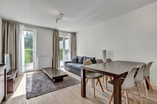 <p>Gelegen op de gelijkvloerse verdieping van de residentie Eurovillage II (2012), op een steenworp van het Europees Parlement en de De Meeûssquare, biedt dit doorlopend appartement van ca. 125 m² ruime volumes en een mooi privéterras op het zuidoosten, omringd door groen.<br />De inkomhal geeft toegang tot een lichtrijke leefruimte die via twee glazen deuren uitgeeft op het terras, evenals tot een volledig ingerichte keuken. Het nachtgedeelte omvat drie slaapkamers: een ouderlijke suite van ca. 22 m² met badkamer met ligbad, een tweede slaapkamer met bureauhoek en toegang tot een badkamer met ligbad en dubbele wastafel, en een derde slaapkamer van ca. 13 m² met aangrenzende douchekamer. Twee aparte toiletten, een wasruimte en een bergruimte vervolledigen het geheel. Verzorgde afwerking: lichte eiken parketvloer, badkamers met grootformaat tegels, dubbele beglazing en houten schrijnwerk. Collectieve centrale verwarming op gas met condensatieketel (2024). EPC D- (199 kWh/m².jaar). Conforme elektrische installatie. Kelder beschikbaar. Parkeerplaats optioneel beschikbaar aan 28.000 €.<br />Niet te missen!</p>