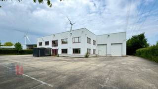 Bedrijfsgebouw bestaande uit 1.230 m² magazijnruimte in combinatie met 760 m² kantoren te huur. Fantastisch gelegen langs de bedrijvige...