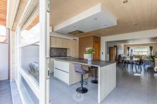 Op zoek naar een charmante woning met ruimte, comfort en een aangename buitenomgeving? Deze verzorgde halfopen bebouwing is gelegen in een zeer rustige straat, net buiten het centrum van Sint-Niklaas. <br /><br />De woning werd in 2007 volledig gestript en grondig vernieuwd, waardoor ze vandaag een mooie combinatie biedt van hedendaags comfort en een aangename woonbeleving.<br /><br />Bij het binnenkomen wordt u meteen verwelkomd in een aangename en lichtrijke leefruimte. Dankzij de grote raampartijen geniet u hier van een mooie hoeveelheid natuurlijk licht. De leefruimte sluit naadloos aan op de <strong>open keuken</strong>.<br /><br />De <strong>moderne keuken</strong> is volledig uitgerust met de nodige toestellen, waaronder een oven, combioven, vaatwasmachine en kookvuur, en beschikt bovendien over een gezellig kookeiland dat zorgt voor extra werk- en zitruimte.<br /><br />Op het gelijkvloers bevindt zich eveneens de ruime badkamer, voorzien van een inloopdouche, toilet en aansluitingen voor wasmachine en droogkast.<br /><br />De eerste verdieping biedt plaats aan <strong>drie comfortabele slaapkamers.</strong> Eén van de slaapkamers beschikt bovendien over een eigen badkamer, een bijzonder aangename troef voor wie extra privacy en comfort wenst.<br /><br />Buiten beschikt de woning over een ruime tuin en een groot terras met een mooi uitzicht over de omliggende velden. Daarnaast is er een aparte garage, die extra parkeergelegenheid en bergruimte biedt.<br /><br />Dankzij het <strong>gunstige EPC-label</strong> en de aanwezigheid van <strong>zonnepanelen </strong>is de woning bovendien bijzonder interessant op het vlak van energieverbruik.<br /><br />Bent u benieuwd naar deze woning? Neem dan zeker contact met ons op voor meer informatie of plan een bezoek via emily@claves.be of 03 502 98 74.