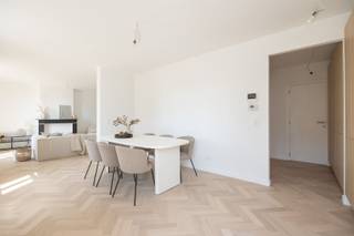 In het hart van Antwerpen, in de prestigieuze wijk Markgrave, staat dit prachtige art-nouveaugebouw – een toonbeeld van elegantie en vakmanschap...