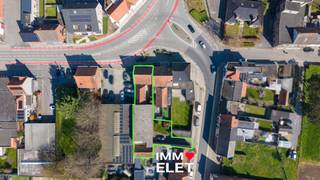 Ruime woning te Rijksweg met zijdelingse toegang naar het magazijn via de Stationsstraat; Indeling, stevig gebouwde woonst met 272 m² bewoonbare vloeroppervlakte: inkom, woonkamer met salon en eetplaats, ingerichte keuken met alle comfort, kelder, badkamer met toilet, wastafel en ligbad; Boven: nachthal, 4 ruime kamers; Vaste trap naar grote inrichtbare en reeds geïsoleerde zolder; De woning heeft vooraan een aparte doorgang om rechtstreeks met fiets en boodschappen richting achtergelegen koer/ stadstuintje te gaan; Er is nog een stookruimte/ berging en nog een berging waar 2 bovengrondse stookolietanken staan; Overal dubbele beglazing met rolluiken, centrale verwarming op stookolie; Epc 392/ D; Vanuit de koer is een deur naar het achtergelegen magazijn van 194 m² met mooie vrije hoogte (21,32m diep x 9,09m breed) plus nog een lichtrijk bijgebouw met zadeldak en twee veluxen van 50m²; Vanuit het magazijn is een grote schuifpoort naar een binnenkoer met groenzone en uitweg langs de Stationsstraat; Gelegen in (Gemengd)Woongebied; Beschikbaar: bij akte na betaling; Info en bezoek: info@elet.immo;