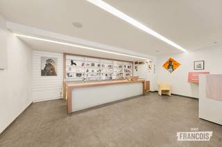 Ontdek dit veelzijdige handelspand op toplocatie in de Ezelstraat 17 te Brugge. Met een gebruiksklare handelsruimte, een achterliggend atelier van circa 40 m² en twee woongelegenheden onder één dak biedt dit eigendom tal van mogelijkheden voor ondernemers en investeerders. Dankzij de centrale ligging in de Brugse binnenstad en de combinatie van commerciële ruimte en woongelegenheden vormt dit pand een interessante opportuniteit voor wie op zoek is naar een eigen zaak met woonst of een vastgoedproject met toekomstpotentieel.<br /><br />Bij het binnenkomen ontdekt u de verzorgde handelsruimte met een mooie etalage, die volledig in orde is en onmiddellijk in gebruik kan worden genomen. Aansluitend bevinden zich een keuken en een toilet. Achteraan biedt het atelier heel wat extra mogelijkheden, bijvoorbeeld als werkplaats, opslagruimte of aanvullende professionele ruimte. Via het gelijkvloers is er bovendien toegang tot de traphal en de aparte ingang via het Zakske.<br /><br />Op de eerste verdieping bevindt zich de woonruimte boven de handelszaak, met een leefruimte, een slaapkamer, een badkamer en een voorziene ruimte voor een keuken. Op de bovenste verdieping zijn nog extra ruimtes aanwezig die, afhankelijk van de gewenste indeling, kunnen worden ingericht als één of twee bijkomende slaapkamers. De woongelegenheden dienen verder te worden aangepakt en bieden de nieuwe eigenaar de mogelijkheid om ze naar eigen smaak en wensen te renoveren en in te richten.<br /><br />Een tweede woongelegenheid beschikt over een afzonderlijke toegang via het Zakske. Deze ruimte omvat een slaapkamer, een leefruimte, een voorziene keukenruimte met aansluitende berging, een toilet en een voorziene ruimte voor een badkamer. Bovenaan bevindt zich nog een zolderruimte. Het pand biedt hierdoor verschillende indelingsmogelijkheden: van een handelspand met woonst en een afzonderlijk appartement tot een grotere woning, indien de ruimte die momenteel voor het appartement is voorzien niet afzonderlijk wordt ingericht. De renovatie en verdere optimalisatie van de woonruimtes bieden heel wat potentieel, mits rekening wordt gehouden met de eventueel vereiste vergunningen.<br /><br />Ook praktisch heeft dit eigendom heel wat te bieden. De handelsruimte beschikt over een EPC-label D en de verwarming gebeurt op aardgas via drie afzonderlijke verwarmingsketels. Bovendien is het pand vrij bij akte, waardoor u als nieuwe eigenaar meteen aan de slag kunt met uw plannen.<br /><br />Interesse? Contacteer Giovanni 0468 43 21 35 of giovanni@immofrancois.be<br /><br />