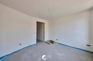 In Residentie Cauliller Poort vind je dit aangename 1-slaapkamerappartement. Het appartement combineert modern wooncomfort met een praktische indeling en een aangenaam terras.<br /><br />Indeling:<br />- Inkomhal<br />- Open leefruimte met zithoek, eetkamer en keuken<br />- (Technische) berging<br />- Slaapkamer met dressing<br />- Badkamer<br />- Apart toilet<br />- Terras<br /><br />Troeven:<br />+ Aangenaam westgericht terras<br />+ Energiezuinig: warmtepomp, vloerverwarming, vloerkoeling, ventilatie en zonnepanelen<br />+ E-peil <10: 100% vermindering op de onroerende voorheffing gedurende 5 jaar<br />+ Lift aanwezig en rechtstreekse toegang tot de ondergrondse kelder<br />+ Centrale ligging in Kaulille<br />+ Aankoop aan 6% btw mogelijk onder voorwaarden, ook voor investeerders<br /><br />Prijsberekening incl. kosten, parking en berging bij 6% btw: €320.210,00<br /><br />Wil jij graag de sfeer van Residentie Cauliller Poort ervaren? Contacteer ons en wij helpen je graag dichtblij verder!