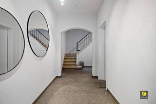 Omvangrijk gelijkvloers met 3 slaapkamers en prachtige tuin te Pulhof!Dit charmant appartement, boordevol potentieel, ligt op het gelijkvloers van...