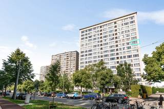 Welkom in dit recent gerenoveerde appartement op de 10de verdieping, waar comfort en locatie samenkomen. Gelegen op de grens van stad en...