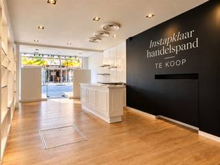<h3><span><strong>242 m² commercieel potentieel in hartje Herentals</strong></span></h3><p><span>Midden in de Zandstraat vind je een handelspand waar je beneden niet eerst maanden hoeft te verbouwen voor je kan beginnen. <strong>Instapklaar, ruim en met een uitstraling die er meteen staat.</strong></span></p><p><span>Het gelijkvloers trekt je naar binnen met een brede etalage en loopt vervolgens verrassend diep door. Een warme houten vloer, strakke witte toonbank, ingebouwde presentatierekken en een open indeling maken er een commerciële ruimte van die vandaag al werkt. Boutique, showroom, kantoor of een eigen concept: de ruimte laat zich makkelijk aanpassen zonder haar karakter te verliezen.</span></p><p><span>In totaal beschikt het pand over circa <strong>242 m²</strong>. Op de bovenverdiepingen liggen nog verschillende ruimtes die een grondige renovatie vragen. Daar zit tegelijk heel wat potentieel: je krijgt de vrijheid om ze opnieuw in te delen en volledig naar eigen hand te zetten.</span></p><p><span>Achteraan wacht nog een mooie extra: een <strong>zuidgerichte tuin</strong>. Een onverwachte buitenruimte midden in het centrum, die het geheel net dat beetje meer geeft.</span></p><p><span>De locatie doet de rest. <strong>Zandstraat, hartje Herentals</strong>, vlak bij de Grote Markt, omringd door winkels en met passage voor de deur.</span></p><p><span><strong>Vraagprijs: €250.000</strong></span></p><p><span>Rechtstreeks te koop van eigenaar.</span><br /><span>Een kijkje komen nemen? Bel <strong>0456 83 87 68</strong> voor een bezichtiging.</span></p>