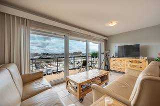 Op een toplocatie aan de jachthaven van Blankenberge bevindt zich dit instapklare en energiezuinige appartement (EPC-label A), waar u geniet van een prachtig uitzicht op de jachthaven en een optimale zuidoriëntatie.<br /><br />Het appartement omvat een ruime inkomhal die toegang geeft tot de lichtrijke leefruimte met gezellige eetplaats en een volledig geïnstalleerde open keuken. Verder beschikt het appartement over een praktische berging, een apart gastentoilet, een badkamer met douche en wastafel en twee volwaardige slaapkamers, beide voorzien van ingemaakte kasten.<br /><br /><br />De absolute blikvanger is het ruime, zuidgerichte terras waar u in alle rust kunt genieten van de zon en het unieke panoramische zicht op de jachthaven. Kelderberging inbegrepen en gemeenschappelijke fietsenstalling aanwezig. Mogelijkheid tot huren van garage. Ideaal als vaste woonst, tweede verblijf of investering.<br /><br />Voor meer informatie of een bezoek ter plaatse aarzel niet en bel Gaëlle op het nummer 0479 17 17 17