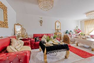  Instapklaar 2-slpk appartement te Sint-Jans-Molenbeek Dit rustig gelegen appartement van 96 m² bestaat uit een inkomhal, apart toilet, leefruimte...