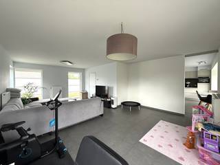 Deze verzorgde en instapklare villa is gelegen in een rustige wijk en biedt alle comfort voor wie op zoek is naar ruimte, licht en een vlotte bereikbaarheid.<br /><br />De woning omvat een inkomhal met gastentoilet, een ruime en lichtrijke leefruimte, een volledig ingerichte keuken met ontbijthoek (voorzien van o.a. vaatwasser en koelkast), 3 volwaardige slaapkamers en een ruime badkamer uitgerust met ligbad, douche, lavabomeubel en toilet.<br /><br />Daarnaast beschikt de woning over een praktische berging, garage, gezellig terras en een mooi aangelegde en volledig omheinde tuin.<br /><br />Bijkomende info:
<ul>
	<li>Bergzolder aanwezig;</li>
	<li>Regenwaterput;</li>
	<li>EPC 132 kWh/m²/jaar;</li>
	<li>Zeer vlotte verbinding naar invalswegen;</li>
	<li>Beschikbaar vanaf 01/08/2026.</li>
</ul>
Een ideale gezinswoning op een rustige ligging. Absoluut een bezoek waard!