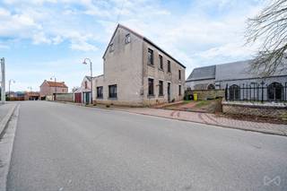 We Invest Hesbaye vous propose cette maison 4 façades pleine de potentiel située à Latinne.CompositionRez-de-chaussée : hall d’entrée, sur la droite...