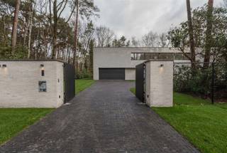 <p><span>Moderne, luxe villa te Kapellenbos, met o.a. een open en lichte leefruimte, 4 ruime slaapkamers, 2 badkamers en een dubbele inpandige garage, rustig in het groen gelegen nabij het centrum van Heide-Kalmthout op een perceel van ca. 2.825 m².<br /><br />Indeling en beschrijving: <br /><br />Gelijkvloers:<br />Inkomhal met ingemaakte vestiaire kasten en gastentoilet met lavabo. Ruime woonkamer (65m²) met grote raampartijen rondom uitkijkend over de tuin en een gashaard, open verbinding naar de moderne keuken met eiland en voorzien van alle hedendaagse inbouwapparatuur en een groot schuifraam naar het terras.  <br />Naast de keuken bevindt zich een praktische berging (7m²). Grote inpandige garage voor 2 wagens met automatische poort die toegankelijk is via de inkomhal en de berging naast de keuken, in de garage is ook de aparte technische ruimte ondergebracht met zonneboiler en alle nutsvoorzieningen. </span></p><p><span>De gehele verdieping is op een tegelvloer voorzien vloerverwarming.</span></p><p><span><br />Verdieping:<br />Via de brede trap in de inkomhal komen we op de royale overloop die ook wordt gebruikt als open bureelruimte voorzien van ingemaakte bureau’s onder het brede raam. De masterunit bestaat uit een slaapkamer (25 m²), dressing (9m²) en een luxueuze badkamer (17 m²) voorzien van een dubbele lavabo, toilet, ligbad en regendouche.<br />Daarnaast zijn er nog drie grote slaapkamers (elk 25m²)  en een tweede badkamer (14 m²) uitgerust met dubbele lavabo, toilet, ligbad en inloopdouche. Aparte wasplaats.</span></p><p><span>De gehele verdieping, met uitzondering van de badkamers, is op parket.</span></p><p><span> </span></p><p><span>Bijzonderheden:</span></p><p><span>-Moderne recent gebouwde villa, energiezuinig en uitgerust met alle hedendaagse luxe en techniek. </span></p><p><span>-Mooi en rustig gelegen in een residentiële en groene omgeving nabij het dorpscentrum van Heide – Kalmthout.</span></p><p><span>-Voorzien van Niko Home Controle systeem</span></p><p><span>-De villa wordt momenteel verhuurd.</span></p><p><span> </span></p><p><span> </span></p><p><span> </span></p><p><span> </span></p>