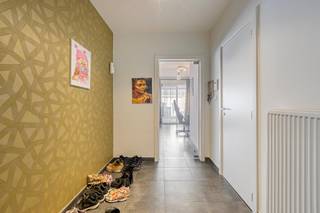 <p>Op zoek naar een verzorgd appartement op een gunstige locatie? Dit recent vernieuwde appartement met twee slaapkamers, gelegen aan de stadsrand van Tongeren, combineert comfortabel wonen met een uitstekende bereikbaarheid.<br /><br />Het appartement werd de voorbije jaren smaakvol vernieuwd en verkeert in een instapklare staat. Dankzij de praktische indeling geniet u van een lichtrijke leefruimte, een functionele keuken, twee volwaardige slaapkamers en een verzorgde badkamer. Bovendien beschikt het appartement over een privatieve autostandplaats en een ruime kelderberging, wat zorgt voor extra comfort en opbergruimte.<br /><br />De ligging aan de stadsrand biedt het beste van twee werelden: u woont rustig, terwijl winkels, scholen, openbaar vervoer en het stadscentrum van Tongeren zich op korte afstand bevinden. Ook de omliggende gemeenten zijn vlot bereikbaar.<br /><br />Dit appartement is niet alleen een ideale woonst voor wie op zoek is naar een instapklaar eigendom, maar vormt eveneens een interessante investeringsopportuniteit. Het pand wordt momenteel verhuurd, waardoor u als investeerder meteen kunt genieten van een lopend<br /><br />Bent u op zoek naar een gemoderniseerd appartement met een aantrekkelijke ligging én investeringspotentieel? Neem dan gerust contact met ons op voor meer informatie of een bezoek ter plaatse.<br /><br /> </p>
