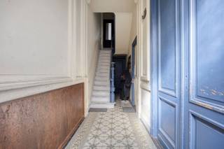 <p><span>Gunstig gelegen en instapklaar 1-slpk appartement met tuin. </span></p><p><span> </span></p><p><span>Het appartement is opgebouwd uit een open keuken met eetplaats en verder afzonderlijke zithoek/salon. </span></p><p><span>Aanpalend slaapkamer met berging. </span></p><p><span>Via slaapkamer doorgang naar aangename tuin/koer van 40 m². </span></p><p><span>Badkamer bevindt zich op de tussenverdieping in het gebouw en omvat ligbad, toilet, lavabo en aansluiting wasmachine.</span></p><p><span> </span></p><p><span>Instapklaar startersappartement. </span></p><p><span>Maandelijkse onkost € 50 (water en gemeenschappelijke elektriciteit)</span></p><p><span>Individuele elektriciteits- en gasmeter. </span></p><p><span>Beschikbaar 01 november 2026</span></p><p><span> </span></p><p><span> </span></p><p><span> </span></p>