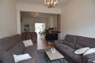 Instapklare woning die heel wat ruimte biedt en bovendien een vlotte bereikbaarheid heeft en dichtbij winkels, bakker, slager,... ligt. <br /><br />Inkomhal met aansluitend de kelder. <br />Ruime leefruimte met daarachter de vernieuwde keuken (voorzien van een gasvuur en oven), badkamer met douche en lavabo en een apart gastentoilet. Achteraan de woning is een mooi stuk tuin gelegen met gunstige zuidwest oriëntatie. Het is er heerlijk genieten van zon en rust. Daarenboven is er achteraan de woning nog een extra handige bergruimte.<br /><br />Op de eerste verdieping zijn er twee slaapkamers voorzien en een derde slaapkamer is ingericht op de tweede verdieping die via een vaste trap te bereiken is.<br />Ook is er nog een kruipzolder aanwezig.<br /><br />Beschikbaarheid: 01/10/2026<br />Huurprijs: 775 EUR/maand<br />Adres: Izegemsestraat 247, 8501 Heule<br />Onze referentie: DEV5150